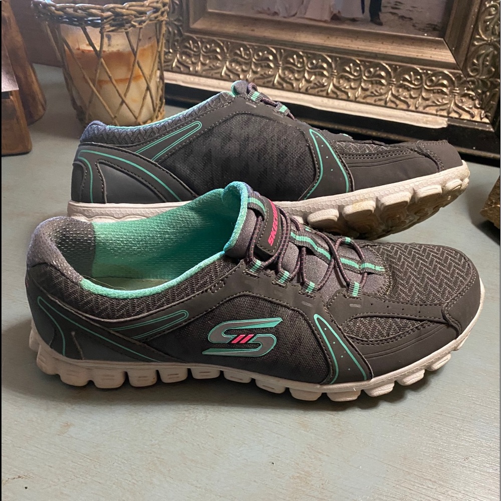 Skecher memory foam tennis shoes